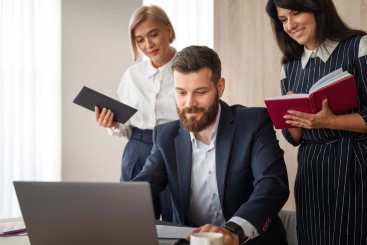 Espace de formation avec tableaux financiers et calculatrices